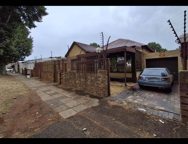 5 BEDROOM HOUSE FOR SALE IN BEZUIDENHOUT VALLEY